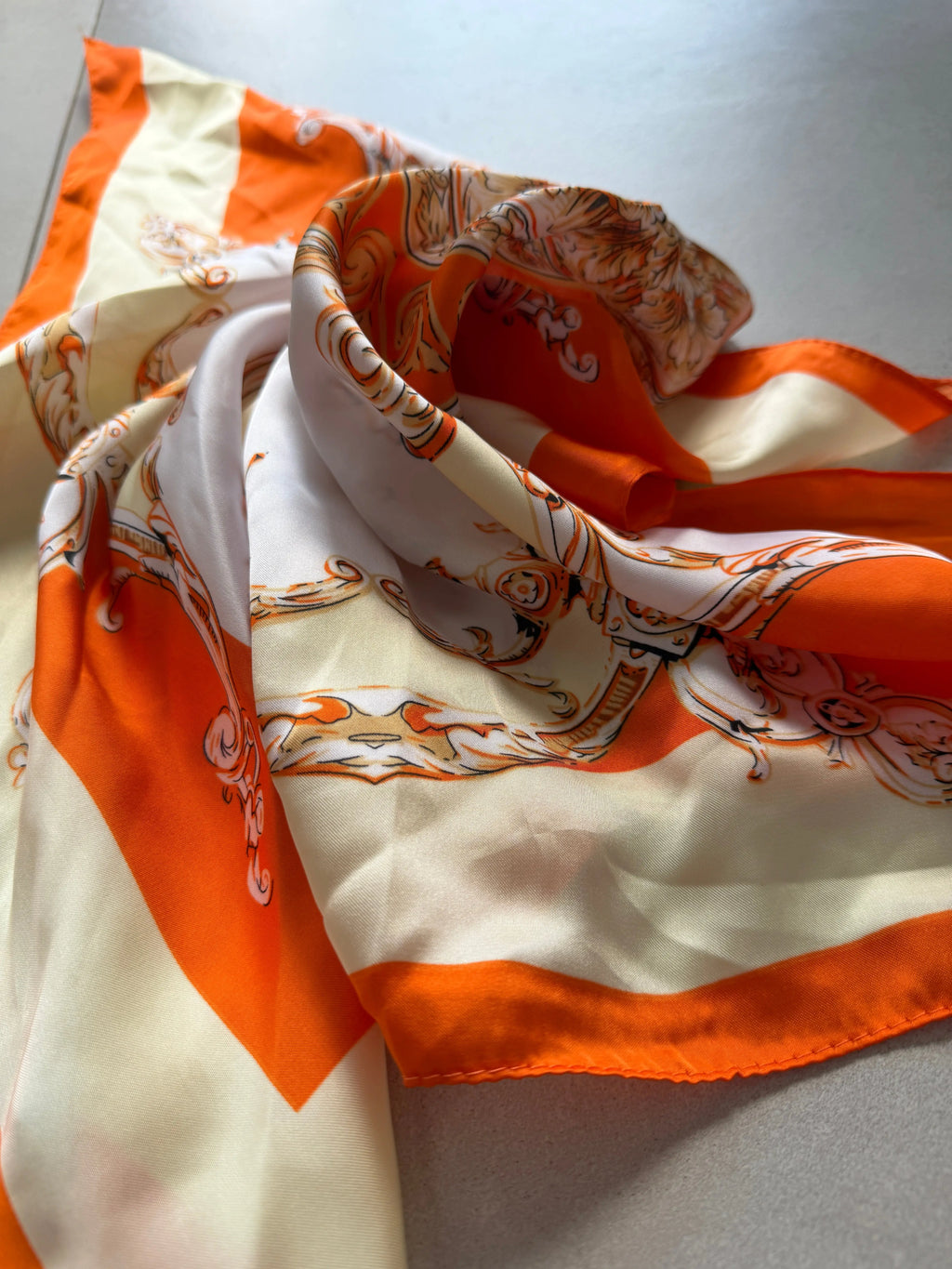Foulard carré imprimé - Orange Maddy & Co