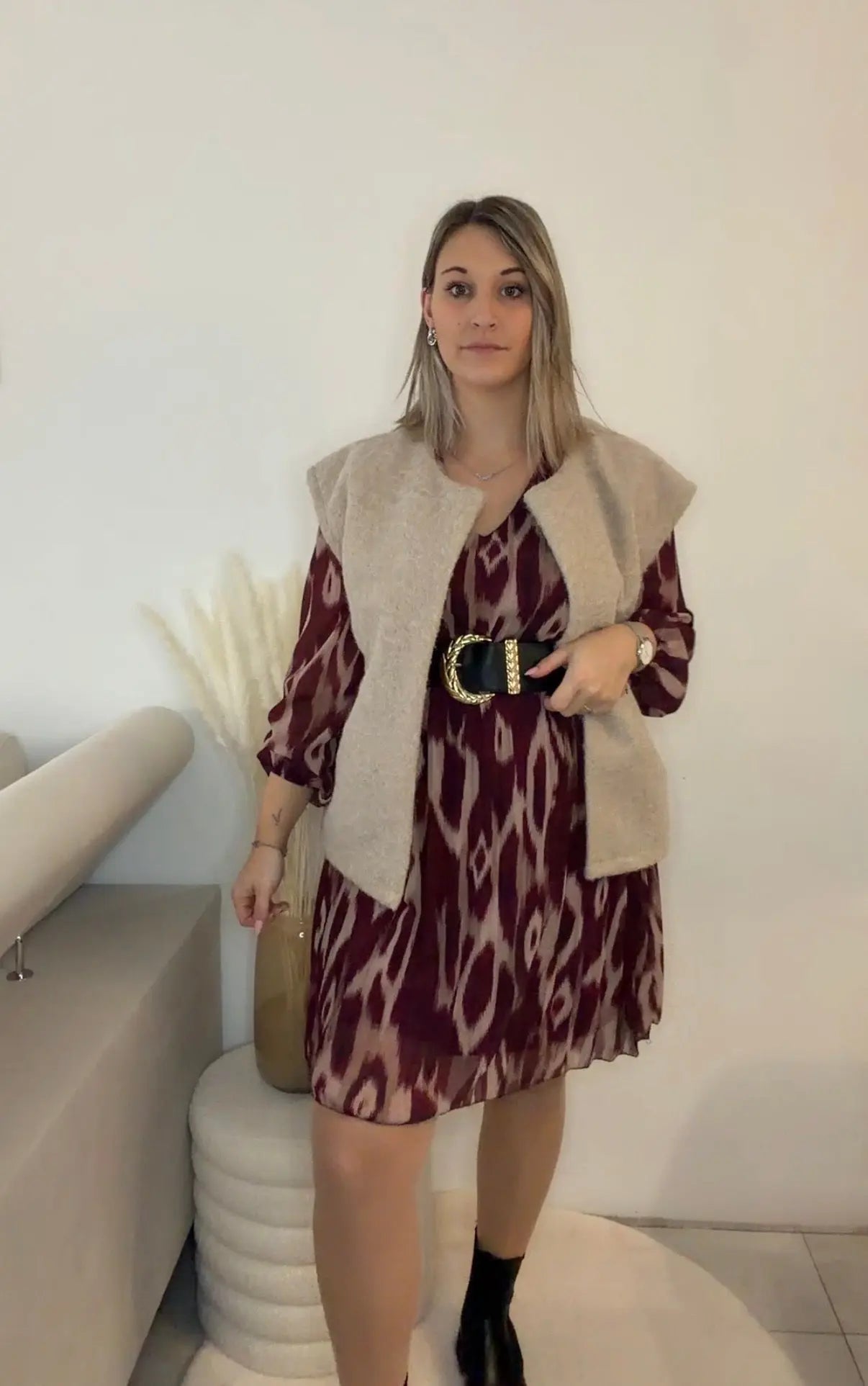 Robe bordeaux ample et plissée