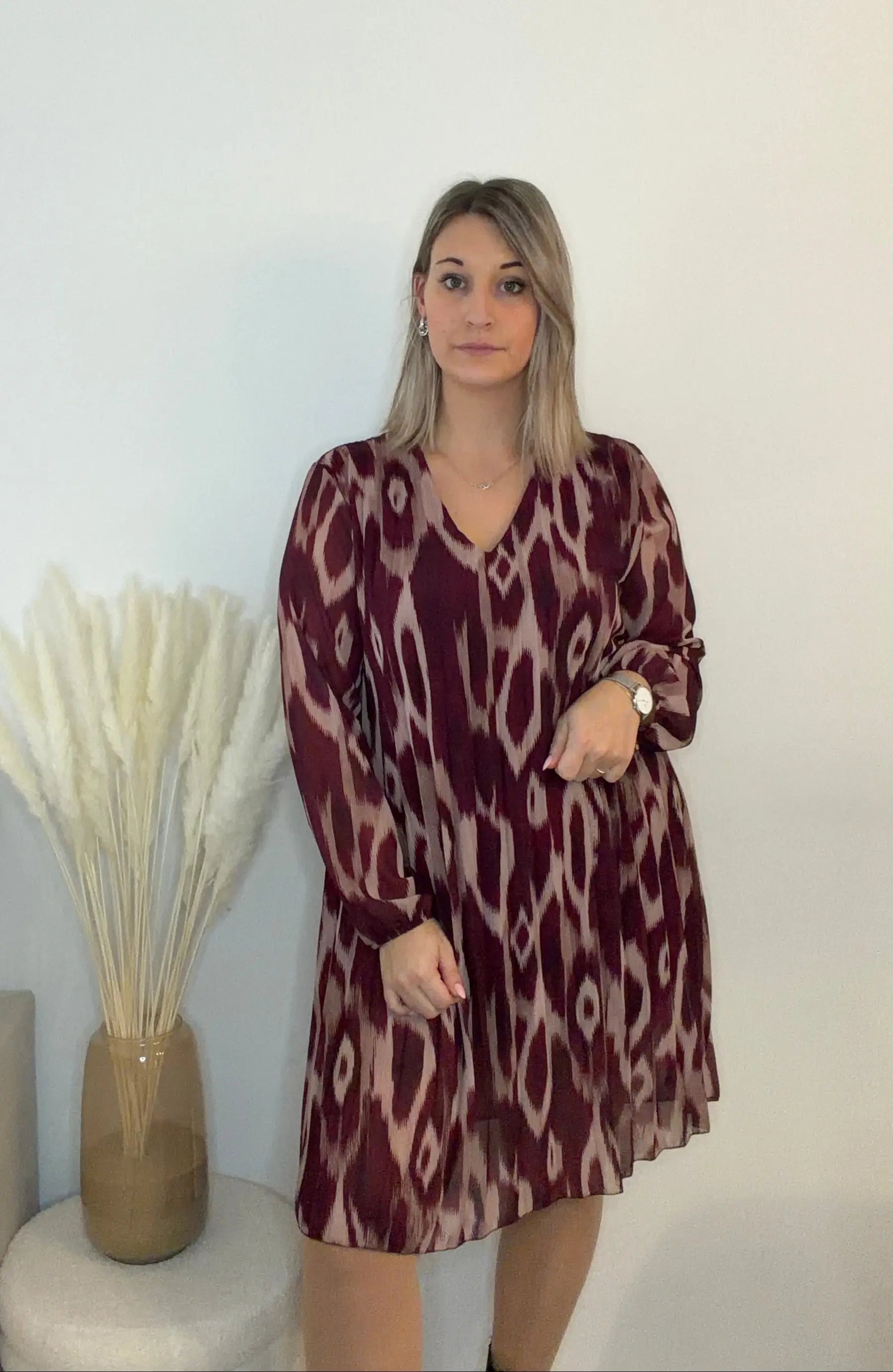 Robe bordeaux ample et plissée