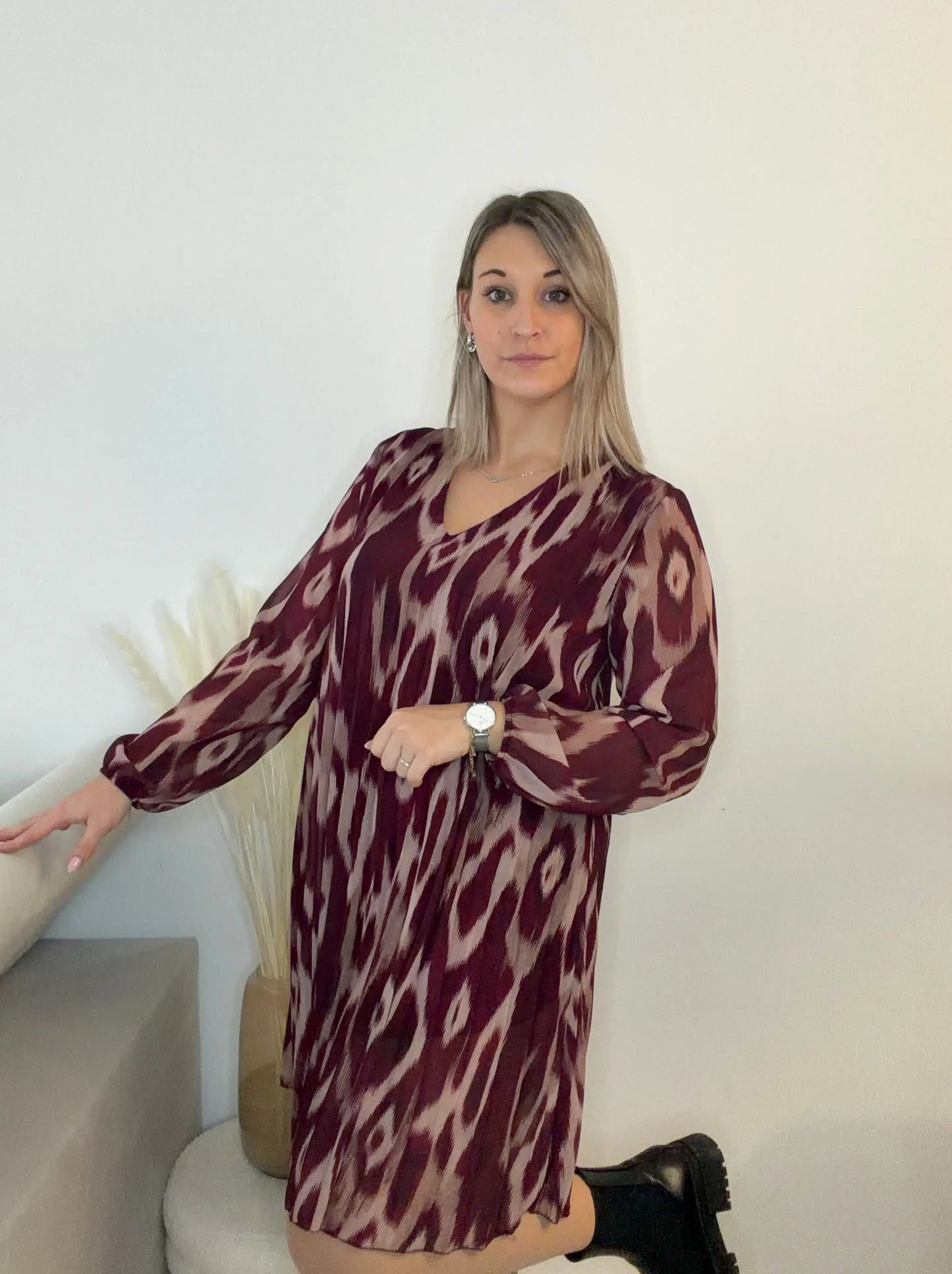 Robe bordeaux ample et plissée
